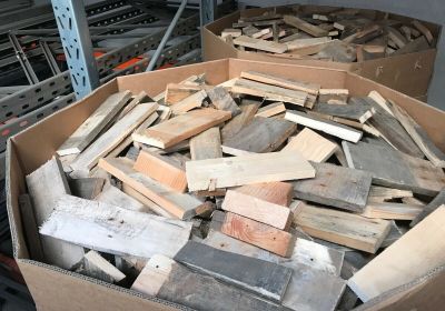 Savet træ rummeter pakket i pallekasse